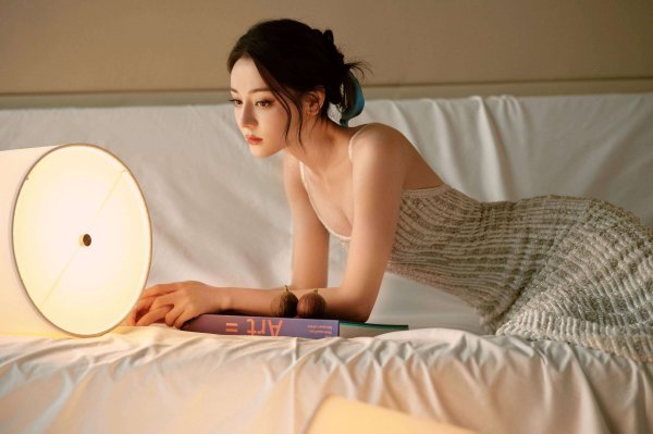 配资咨询 迪丽热巴红毯意外走光！银色抹胸裙滑落露出副乳，工作室紧急修图引发争议